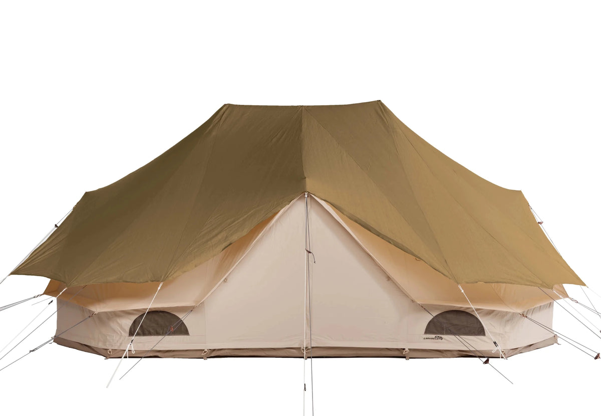 CanvasCamp Sibley Fly UV in Khaki auf einem Doppel-Glockenzelt mit zwei Spitzen, Vorderansicht