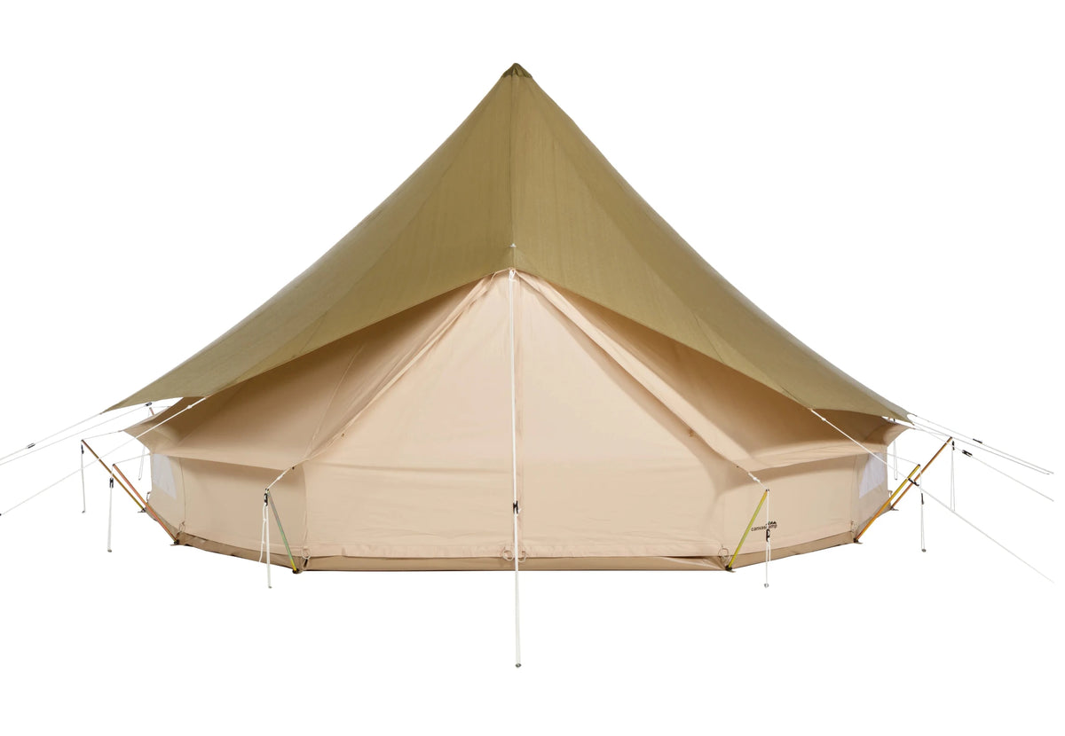 CanvasCamp Sibley Fly UV in Khaki über dem Dach eines Glockenzelts, Vorderansicht