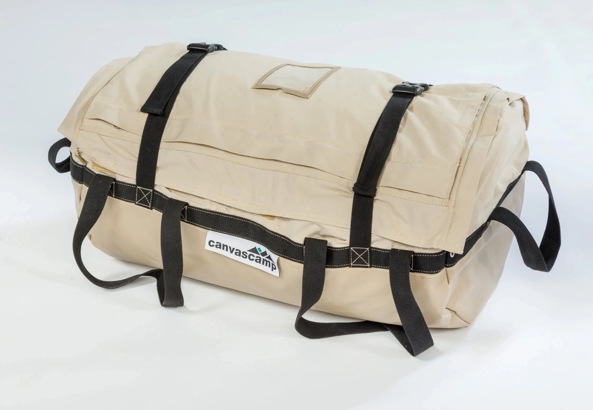 CanvasCamp Sibley Apex 520 Panorama verpackt in der beigen Tragetasche mit schwarzen Gurten
