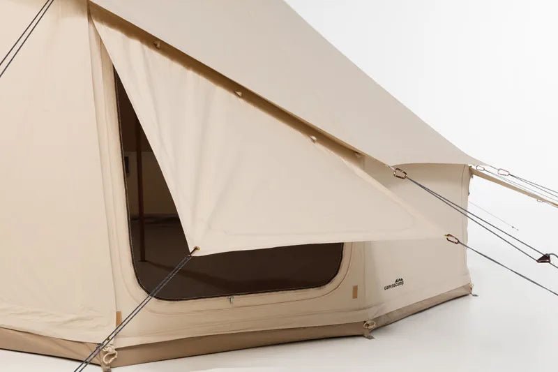 CanvasCamp Sibley Apex 520 Panorama Detail eines aufgestellten Paneels als Vordach über dem Fenster