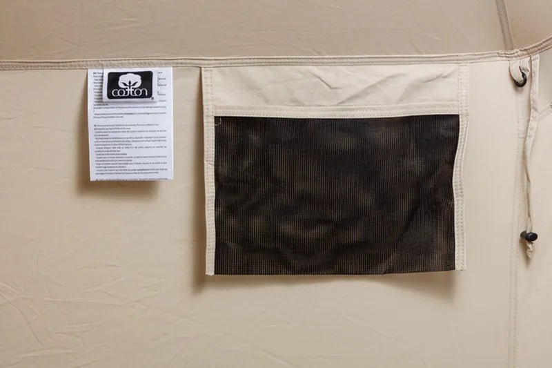 CanvasCamp Sibley Apex 520 Panorama, Staufach aus schwarzem Netz an der Innenwand neben einem Etikett