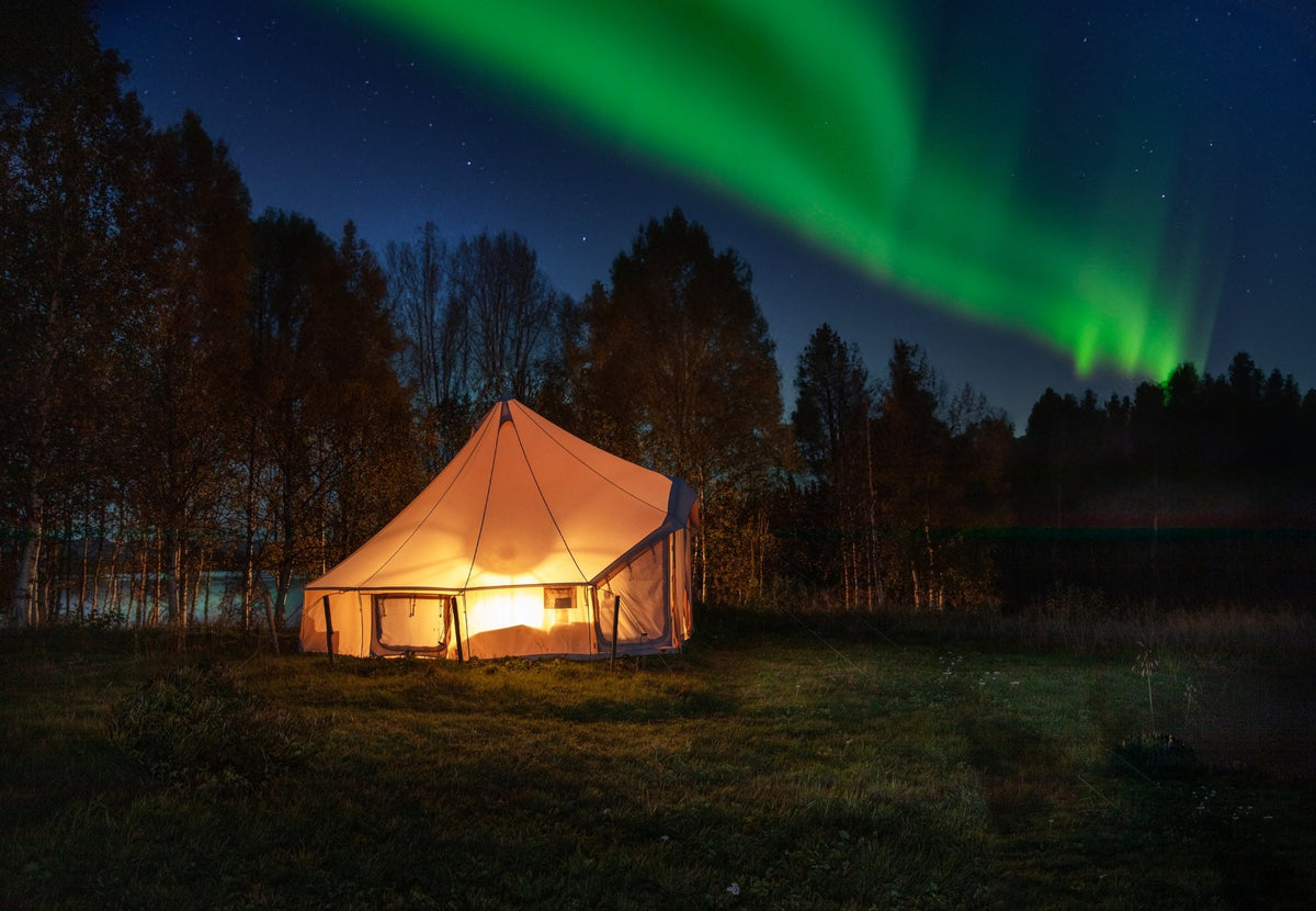 CanvasCamp Sibley Apex 520 Panorama beleuchtet im Dunkeln unter dem Nordlicht