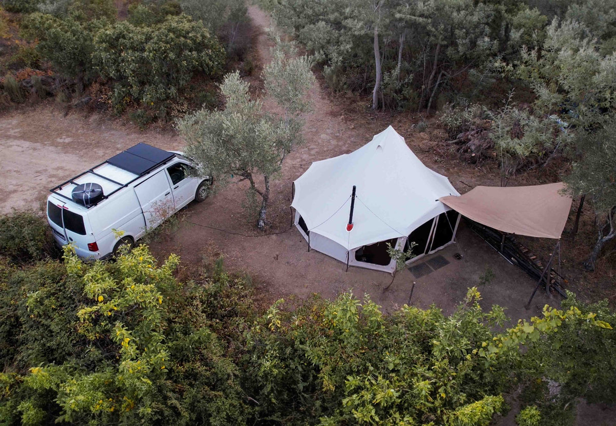 CanvasCamp Sibley Apex 520 Panorama von oben mit Vordach neben einem Campervan zwischen den Bäumen