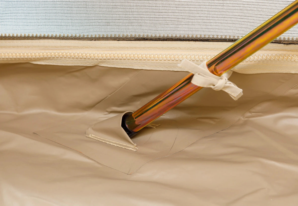 CanvasCamp Sibley Apex 500 Detail einer Stange in einer Tasche der Bodenplane mit einem Gurt
