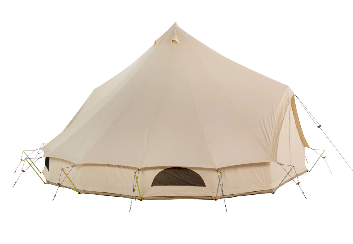 CanvasCamp Sibley Apex 600 DD, Seitenansicht mit einem Fenster in der Wand und einer Tür rechts
