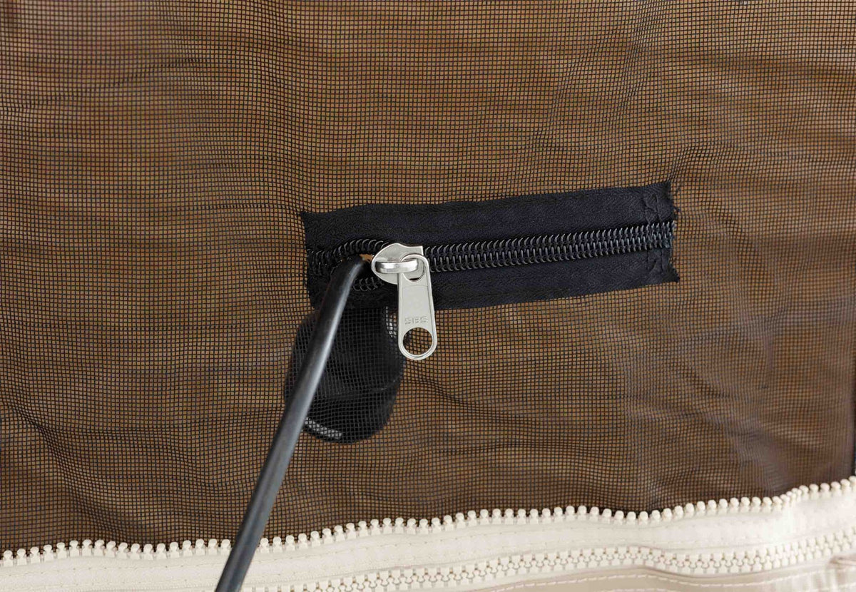 CanvasCamp Sibley Apex 600 Twin, Detail eines schwarzen Reißverschlusses mit Zipper im Moskitonetz