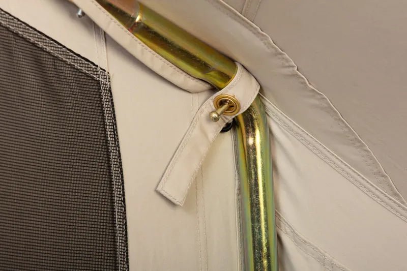 CanvasCamp Sibley Apex 620, Detail des goldfarbenen Masts mit Canvas-Schlaufe und Ring