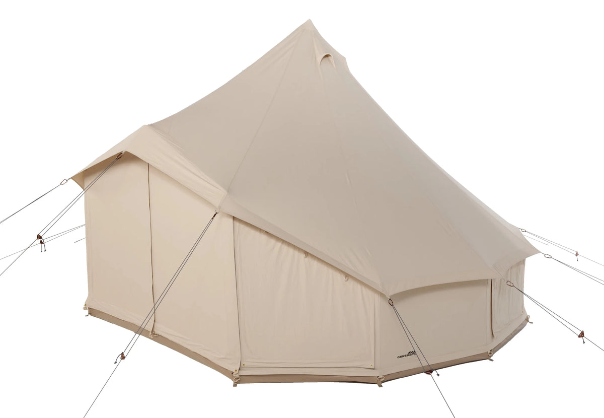CanvasCamp Sibley Apex 620 schräg von der Seite mit dem ausgebauten Vorbau und den Abspannleinen