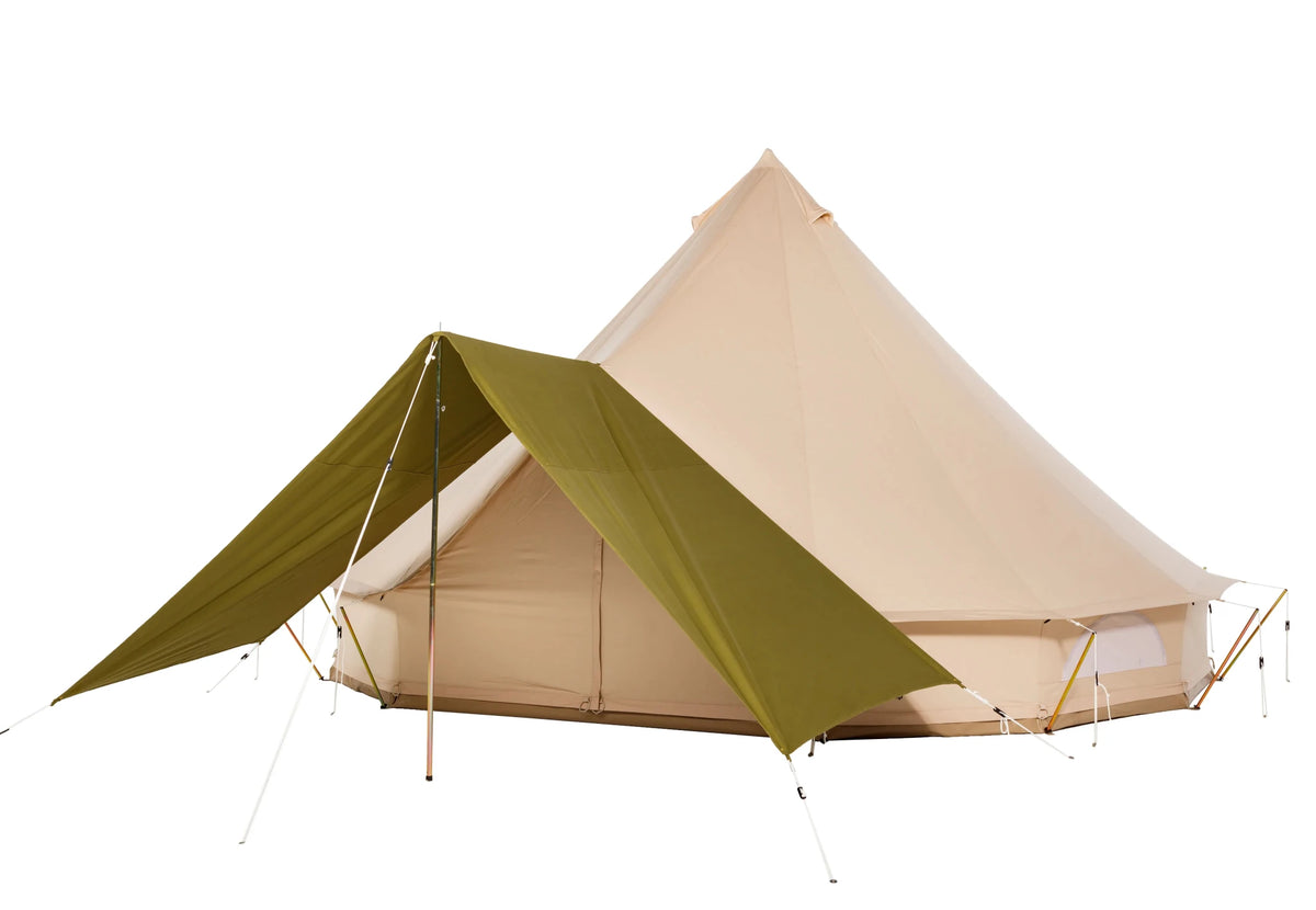 CanvasCamp Sibley Bell Tent Connector Vordach in Olivgrün an einem beigen Glockenzelt, schräg von vorne