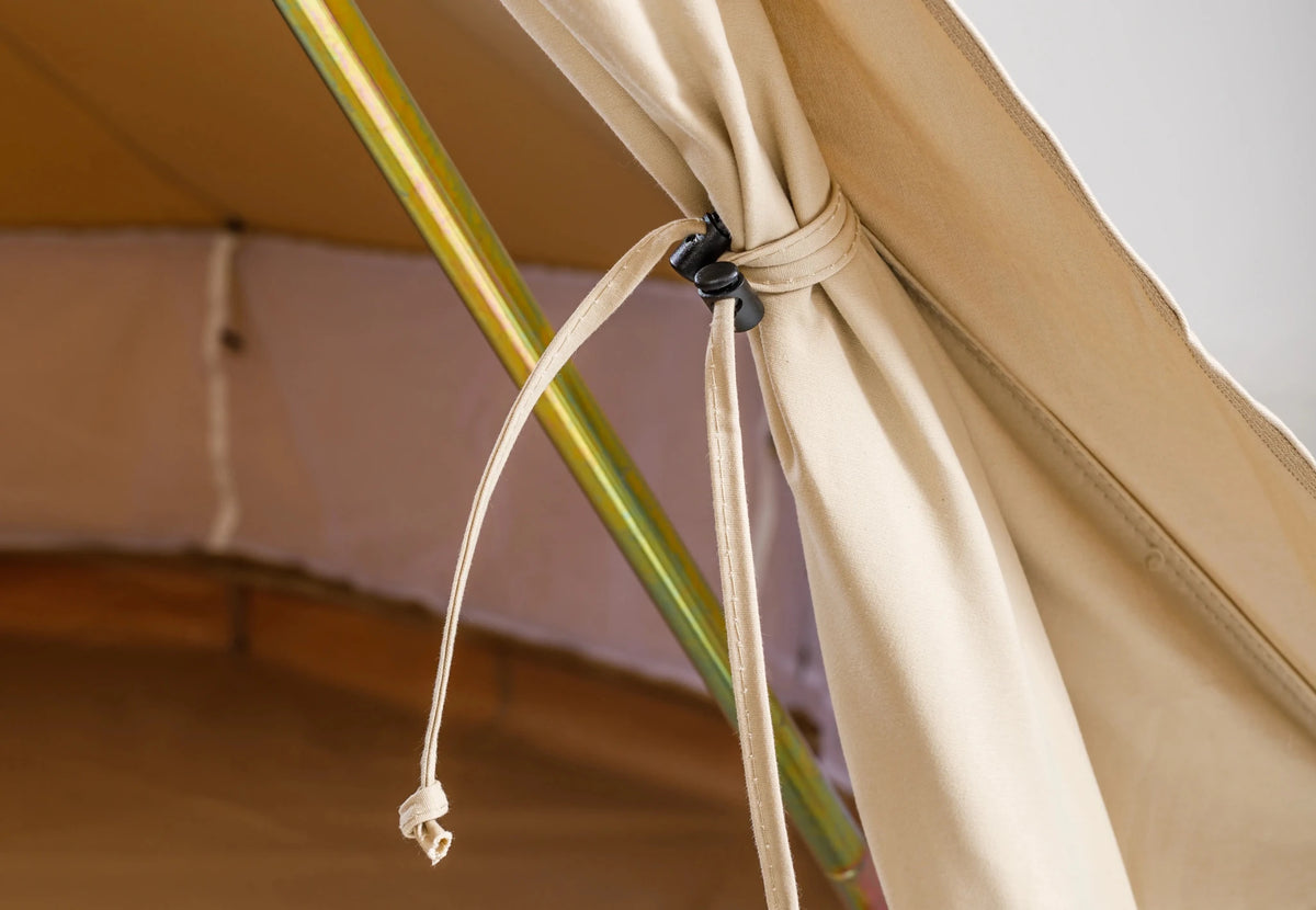 CanvasCamp Sibley ProTech 600 Twin, Türklappe mit einer Kordel an der Zeltstange hochgebunden