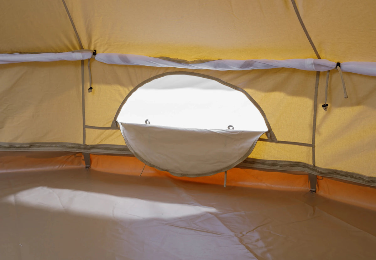 CanvasCamp Sibley ProTech 450 von innen, rundes Fenster in der Seitenwand über dem Zeltboden