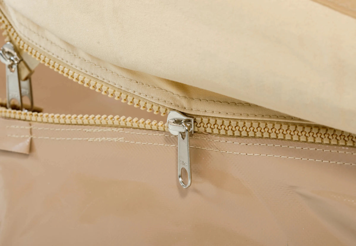CanvasCamp Sibley ProTech 300, Detail von zwei Reißverschlüssen mit Metallzippern im Zeltstoff