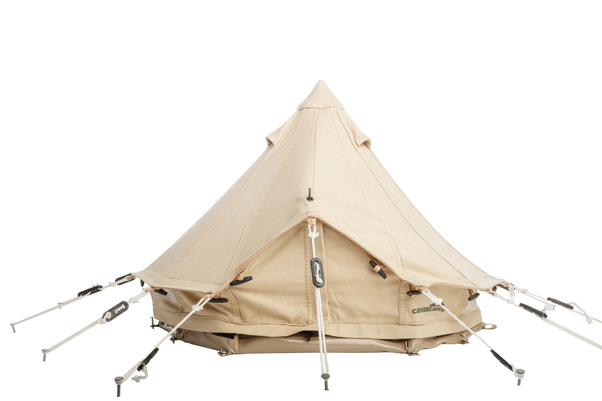CanvasCamp Sibley ProTech Mini mit geschlossener Tür und gespannten Abspannleinen, Vorderansicht