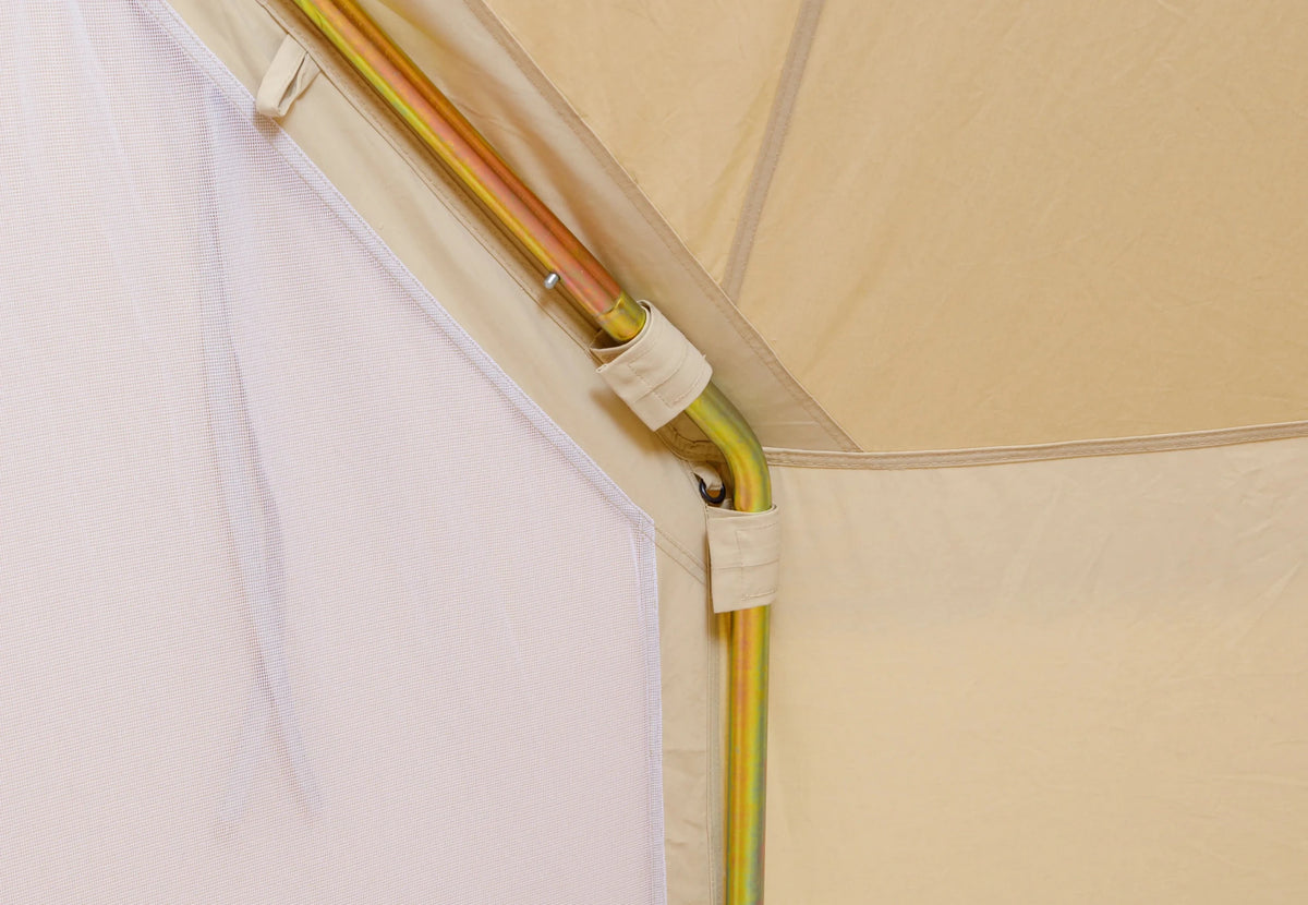 CanvasCamp Sibley Traveller 450, Stange entlang der Tür mit Stoffschlaufen am Zeltstoff