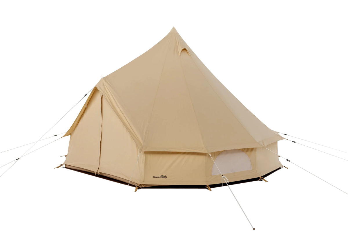 CanvasCamp Sibley Traveller 300 schräg von der Seite mit der Tür links und einem Fenster in der Wand