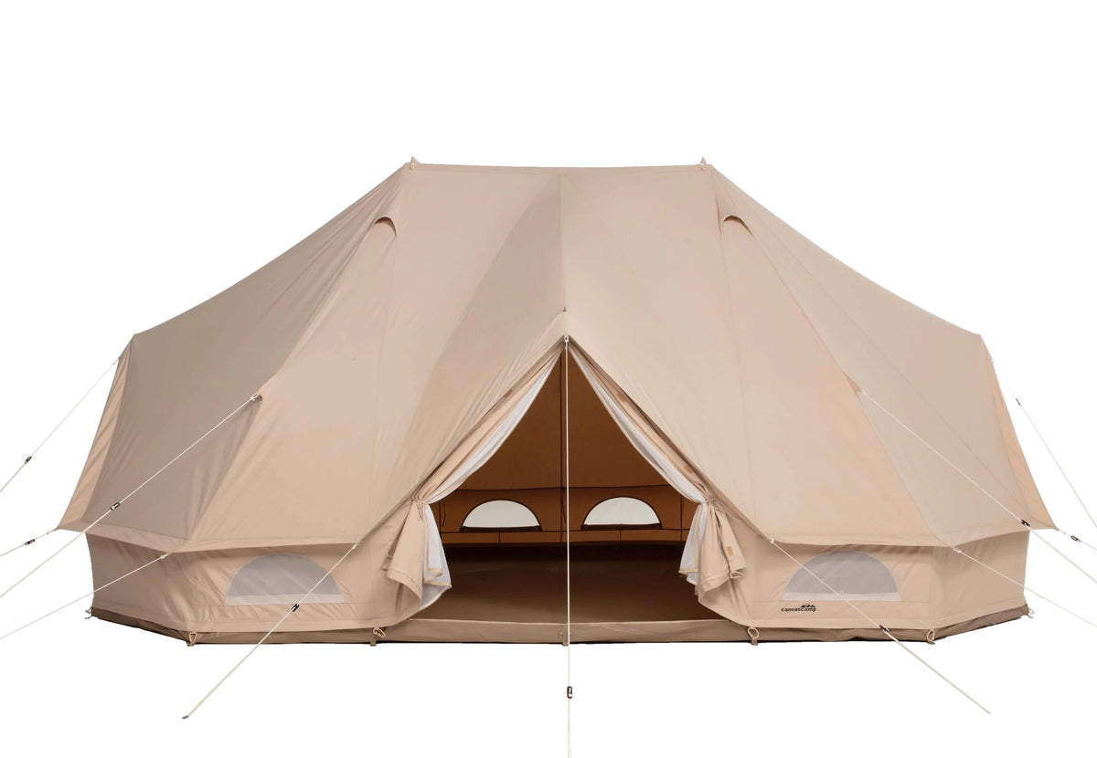 CanvasCamp Sibley Traveller 600 Twin mit aufgeschlagener Tür und Blick auf die Fenster innen