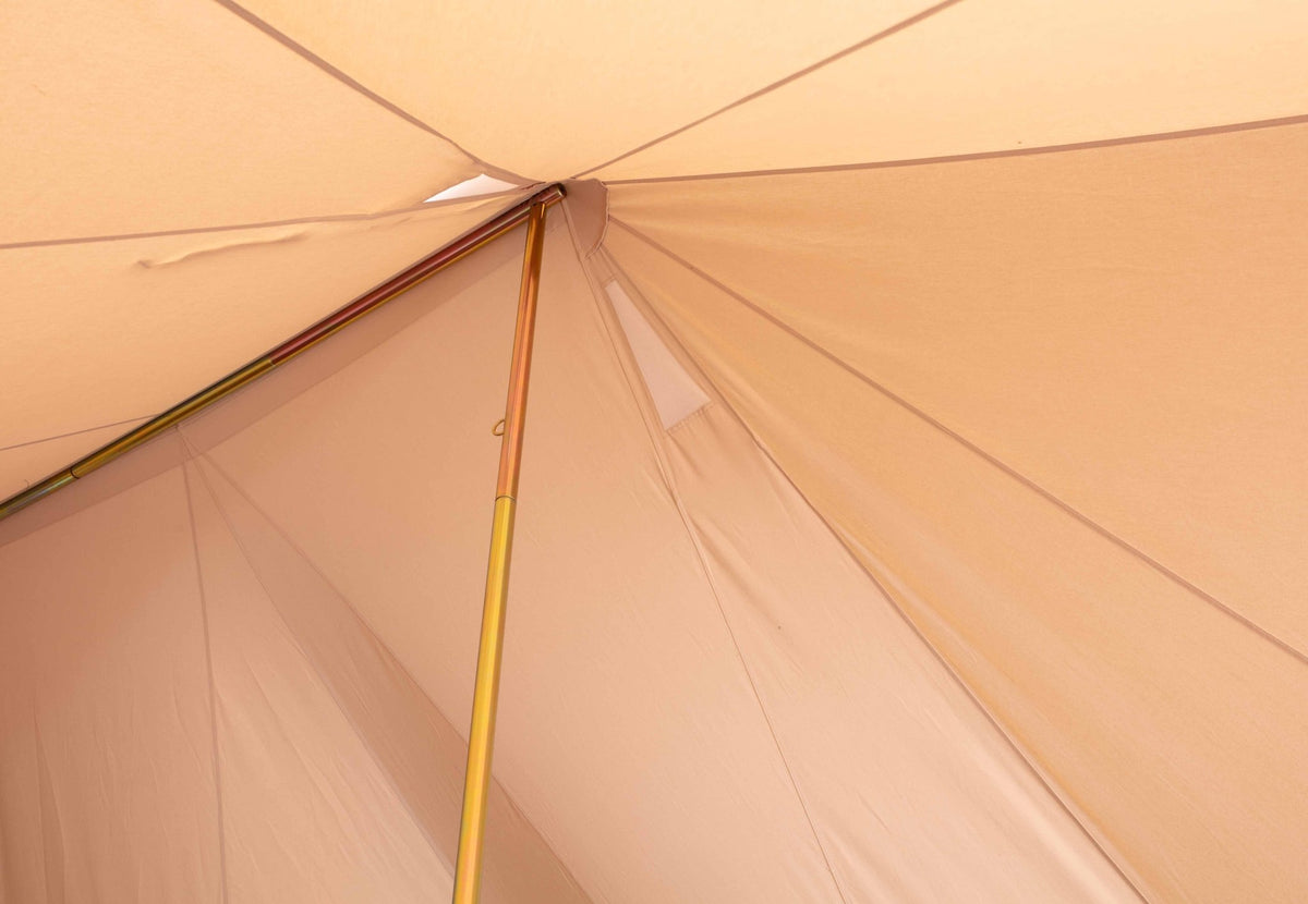CanvasCamp Sibley Traveller 600 Twin, Innenansicht mit einer Zeltstange und dem Dach von unten