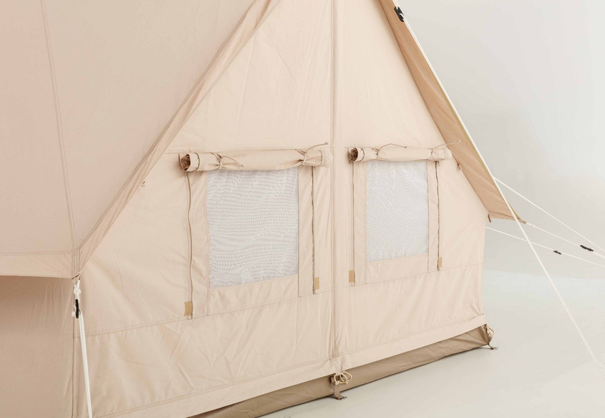CanvasCamp Sibley Traveller 600 Twin, Außenwand mit zwei Netzfenstern und hochgerollten Klappen