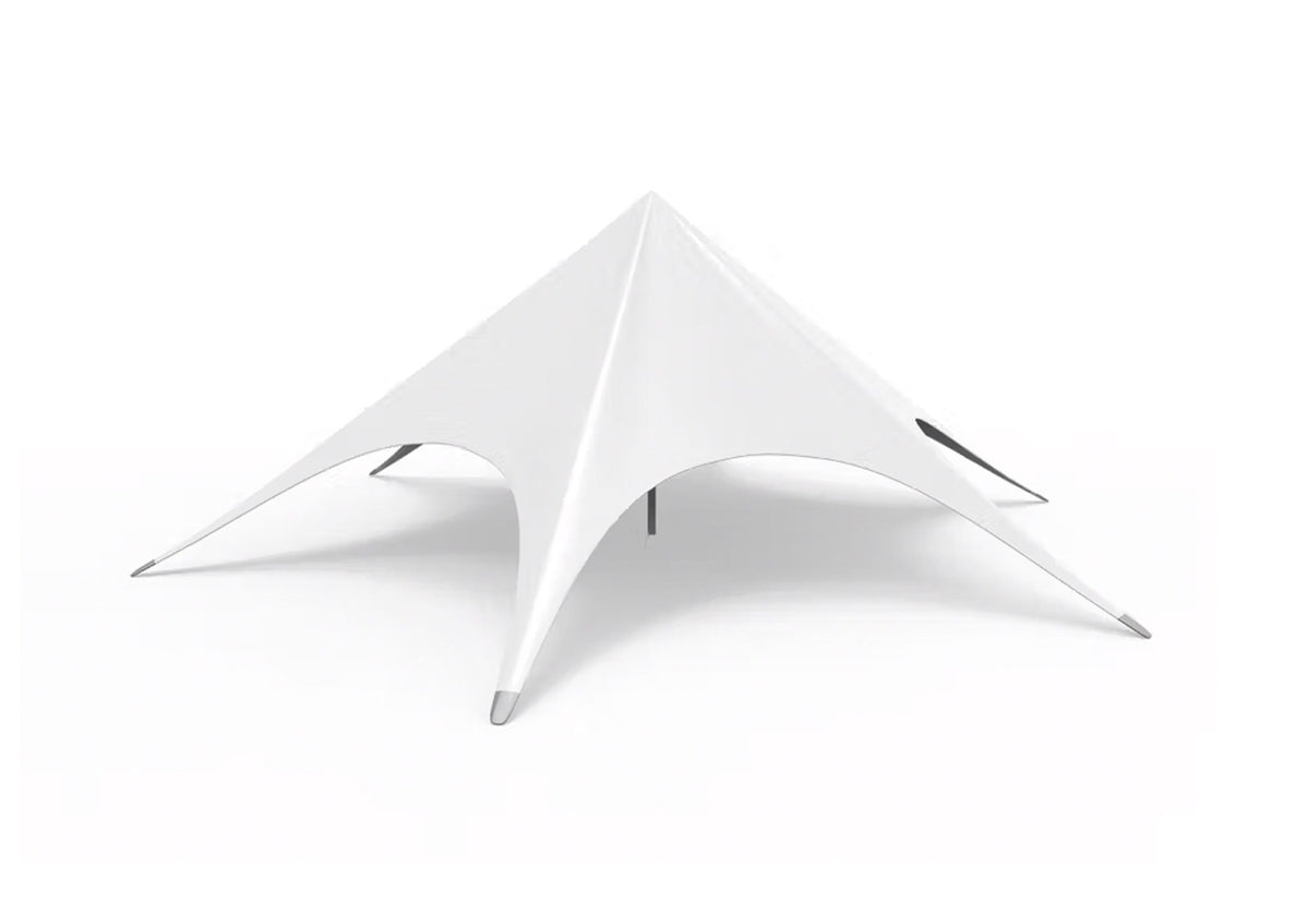 StarShade Eventzelt, weißes sternförmiges Schattenzelt mit spitzen Hochpunkten auf weißem Hintergrund
