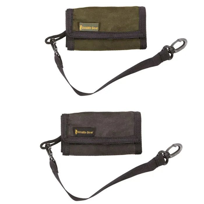 Stealth Gear Compact Tasche in Grün und in Schwarz, zugeklappt mit Kordel und Karabinerhaken