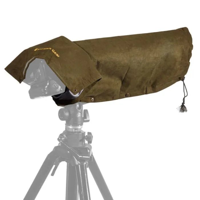 Stealth Gear Extreme Raincover über einer Kamera mit Teleobjektiv auf einem Stativ