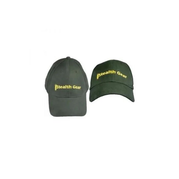 Stealth Gear Cap in Dunkelgrün mit gelb gesticktem Logo, zwei Caps von vorn und von der Seite