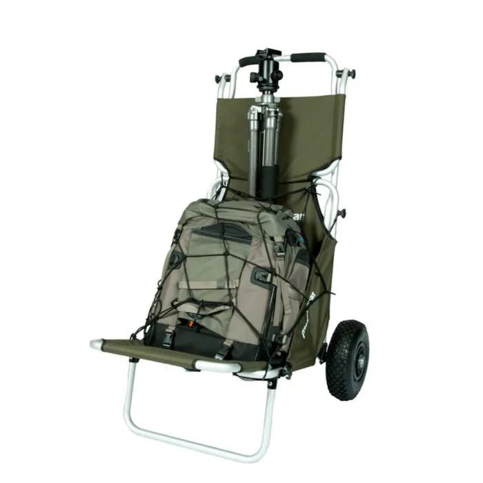 Stealth Gear Transport Trolley Netz über einen Rucksack auf einem grünen Trolley mit Stativ gespannt