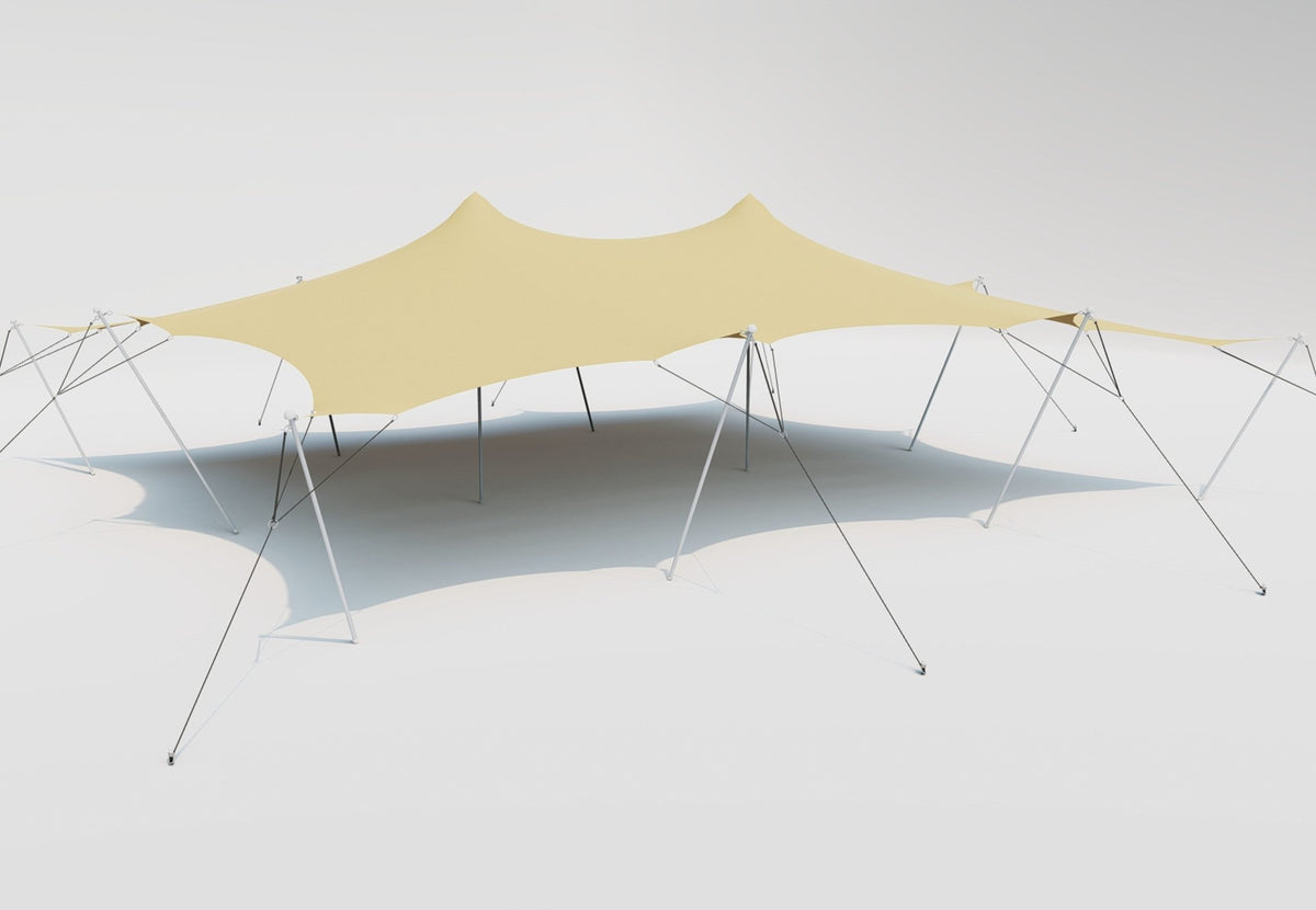 CanvasCamp Stretch Tent Q2 in einem großen Aufbau mit zwei Spitzen und vielen Stangen