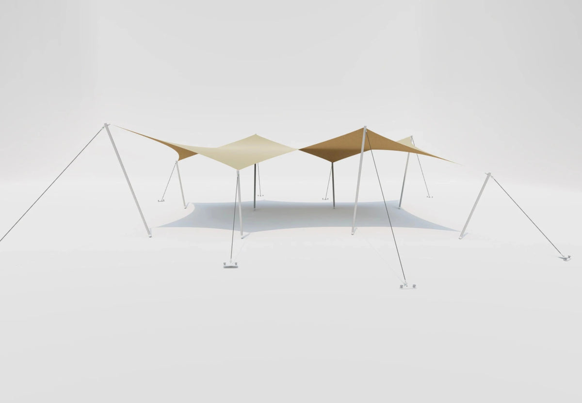 CanvasCamp Stretch Tent Q3X, zwei Segel nebeneinander gekoppelt auf Stangen mit Abspannleinen
