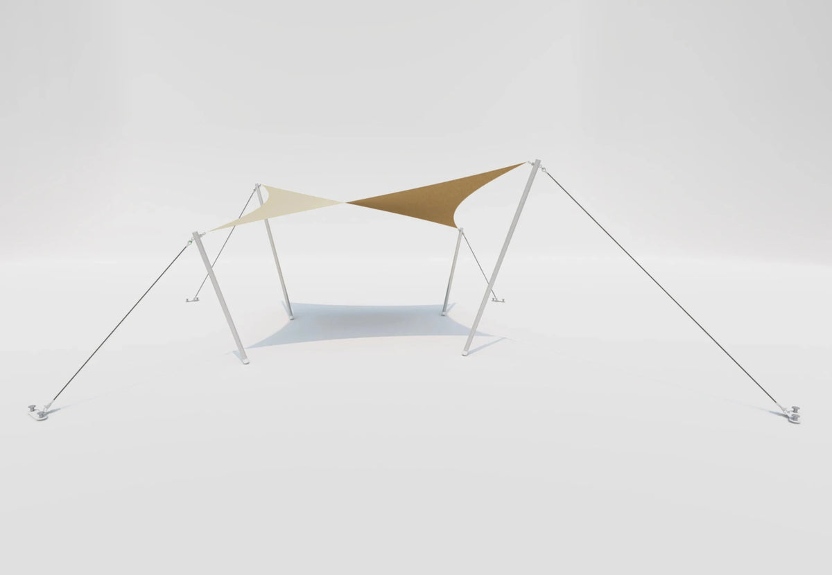 Stretch Tent Q3X aufgebaut als gespanntes Segel auf Stangen mit langen Abspannleinen