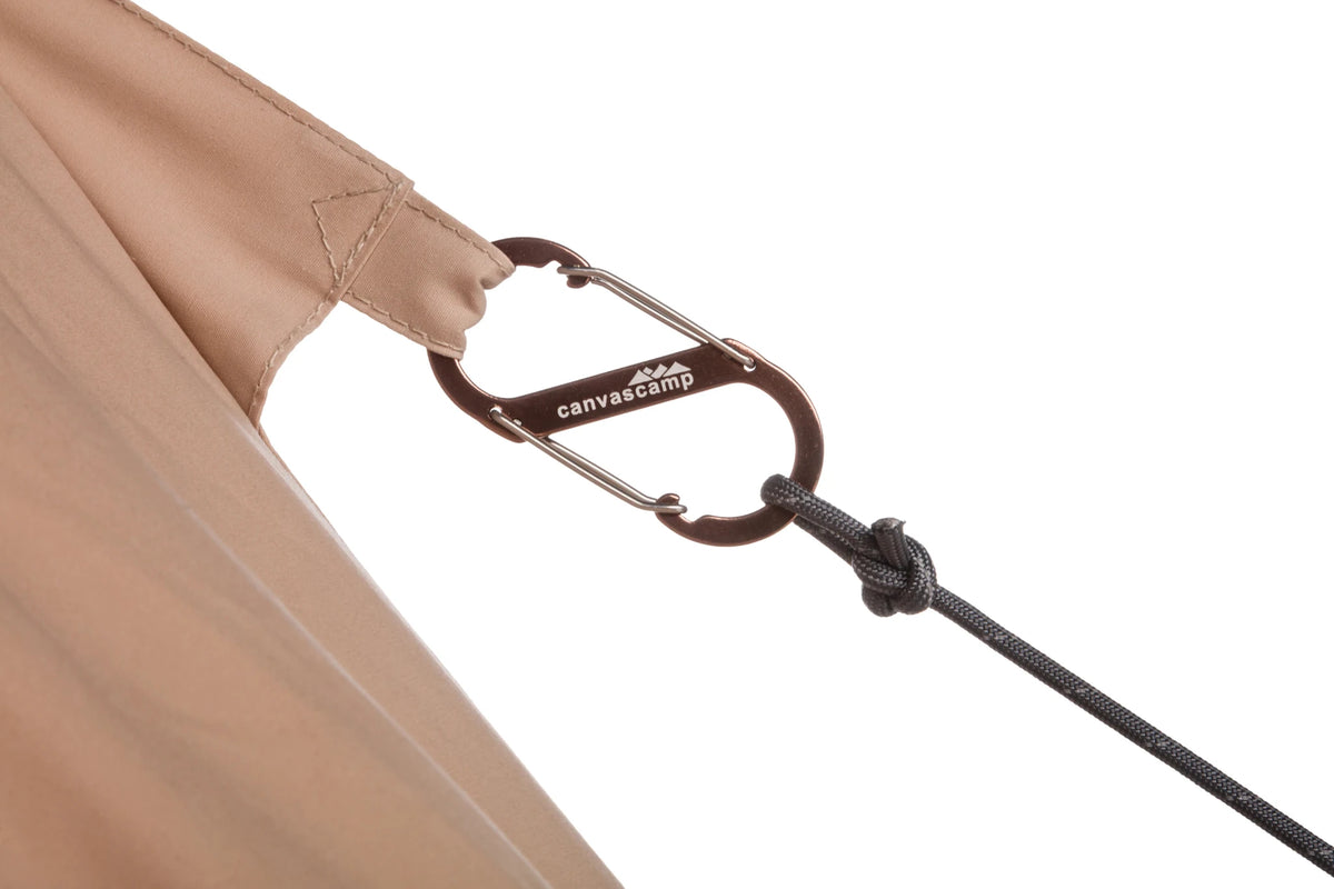 CanvasCamp Traveller 400 Karabiner mit Logo an einer Abspannleine