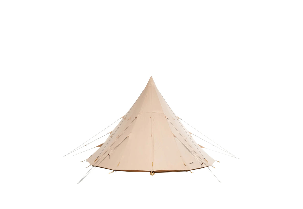 Tipi Zelt Traveller 400 aus beigem Canvas mit geschlossener Tür und Abspannleinen, von vorne