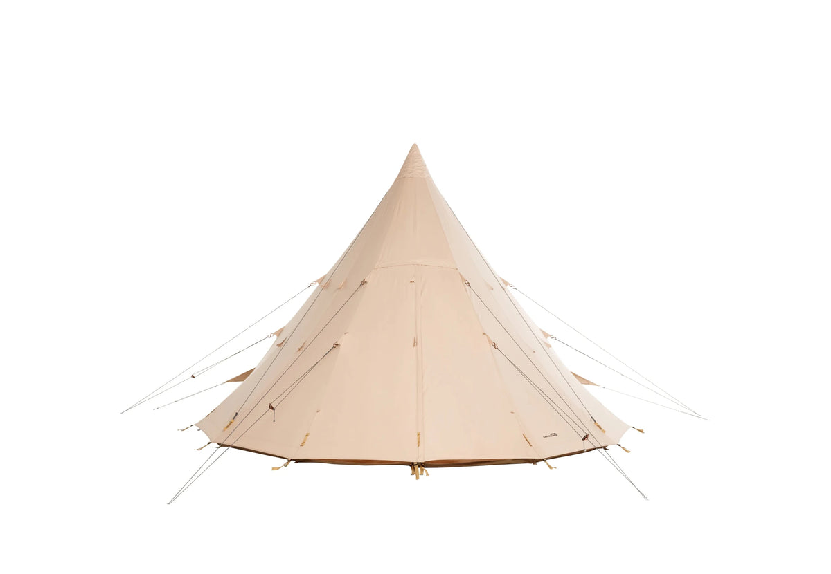 Tipi Zelt Traveller 500 aus beigem Canvas mit geschlossener Tür und Abspannleinen, von vorne