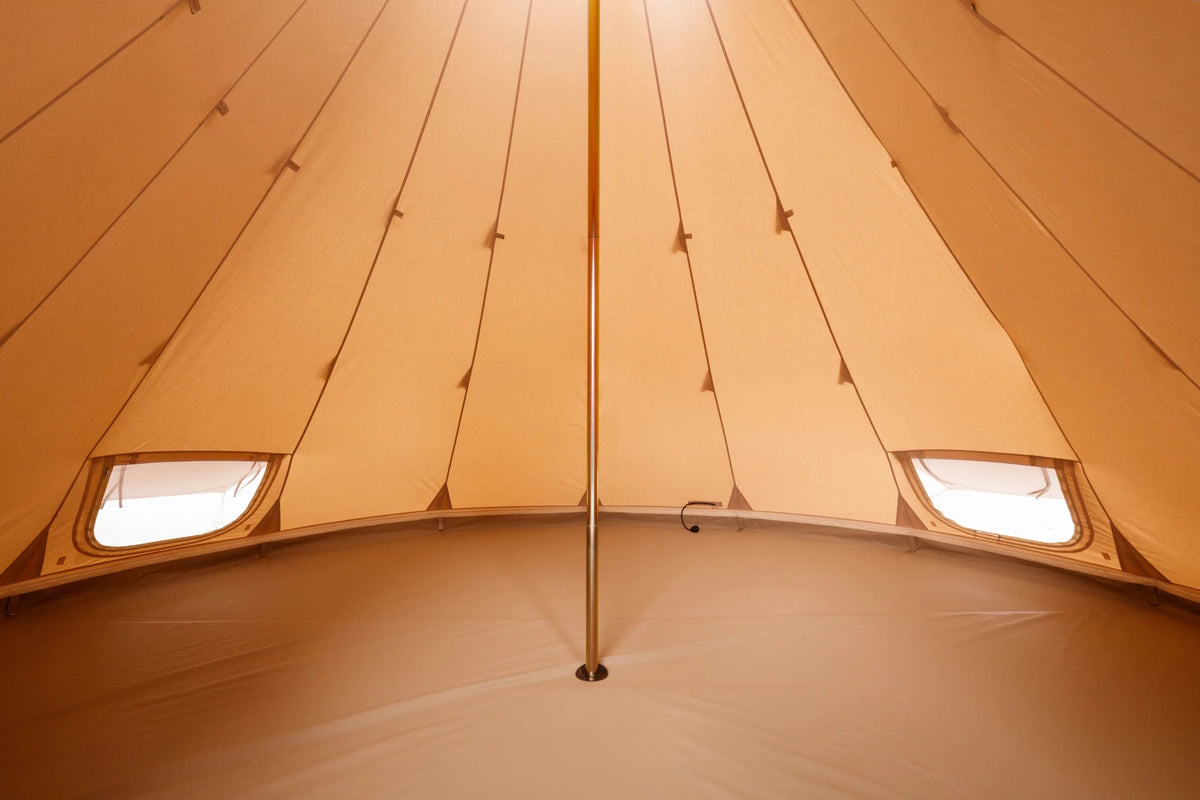 CanvasCamp Traveller 500 Innenansicht mit Mittelstange, Bodenplane und Fenstern