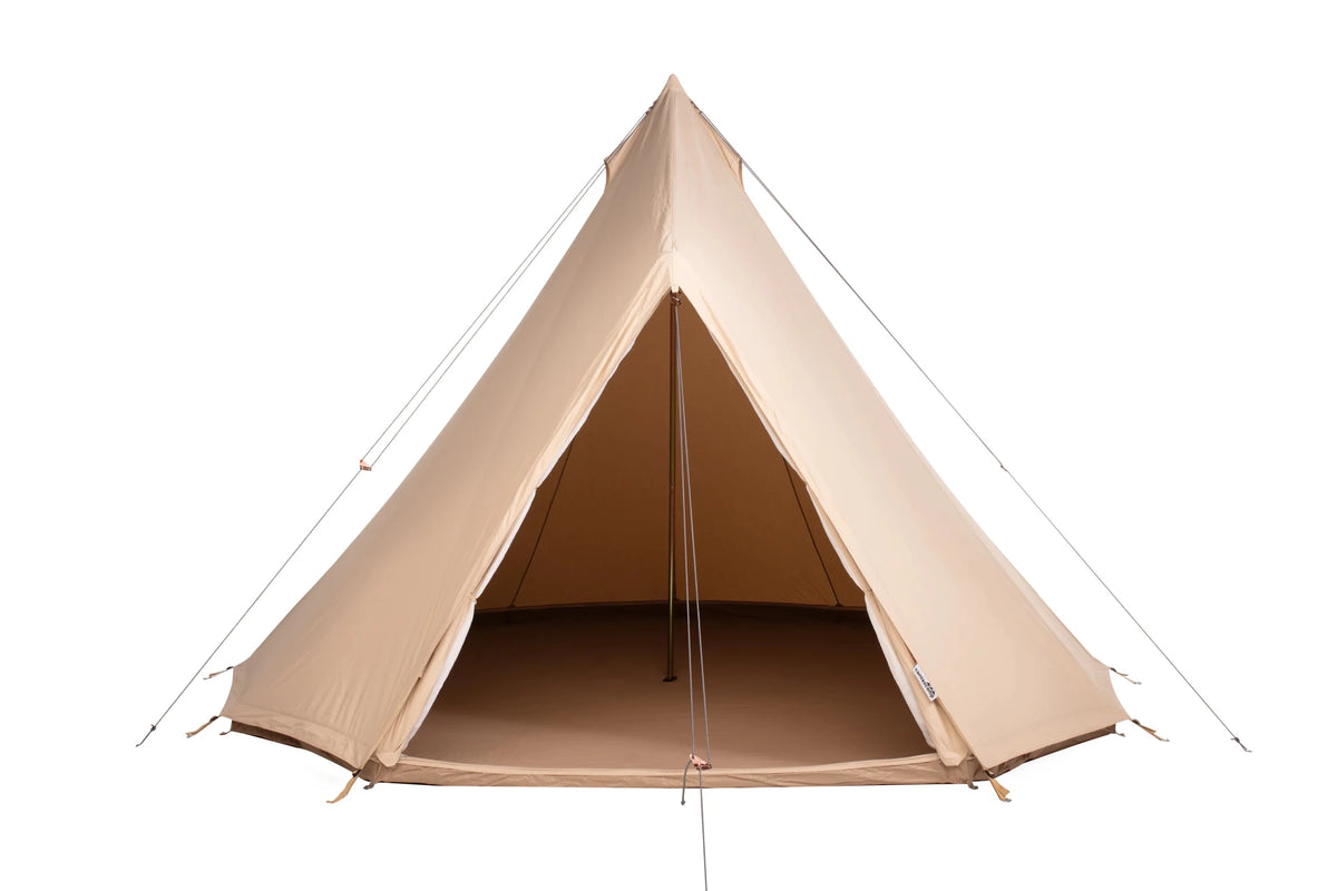 CanvasCamp Tipi Urban Traveller 450, beiges Tipi-Zelt mit offenem Eingang und Blick auf den Zeltboden