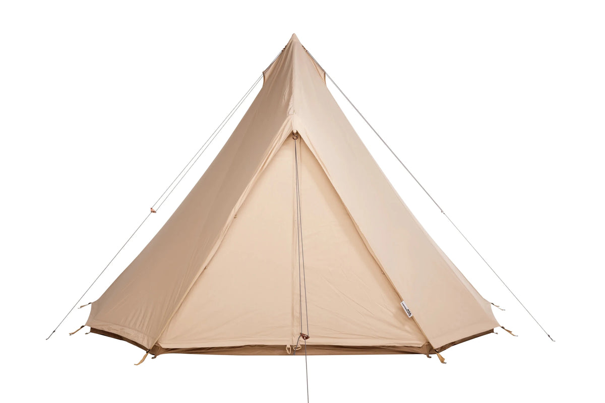 CanvasCamp Tipi Urban Traveller 450, Vorderansicht mit geschlossener Tür und Abspannleinen