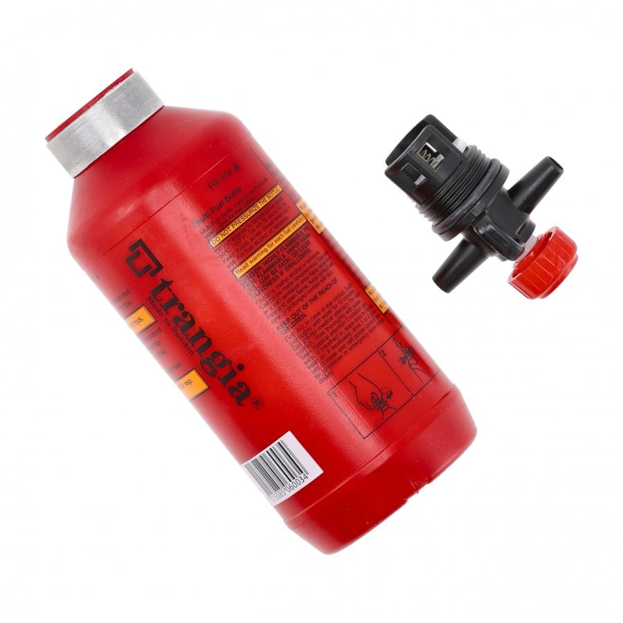 Trangia Brennstoffflasche liegend mit dem abgeschraubten schwarzen Sicherheitsverschluss daneben