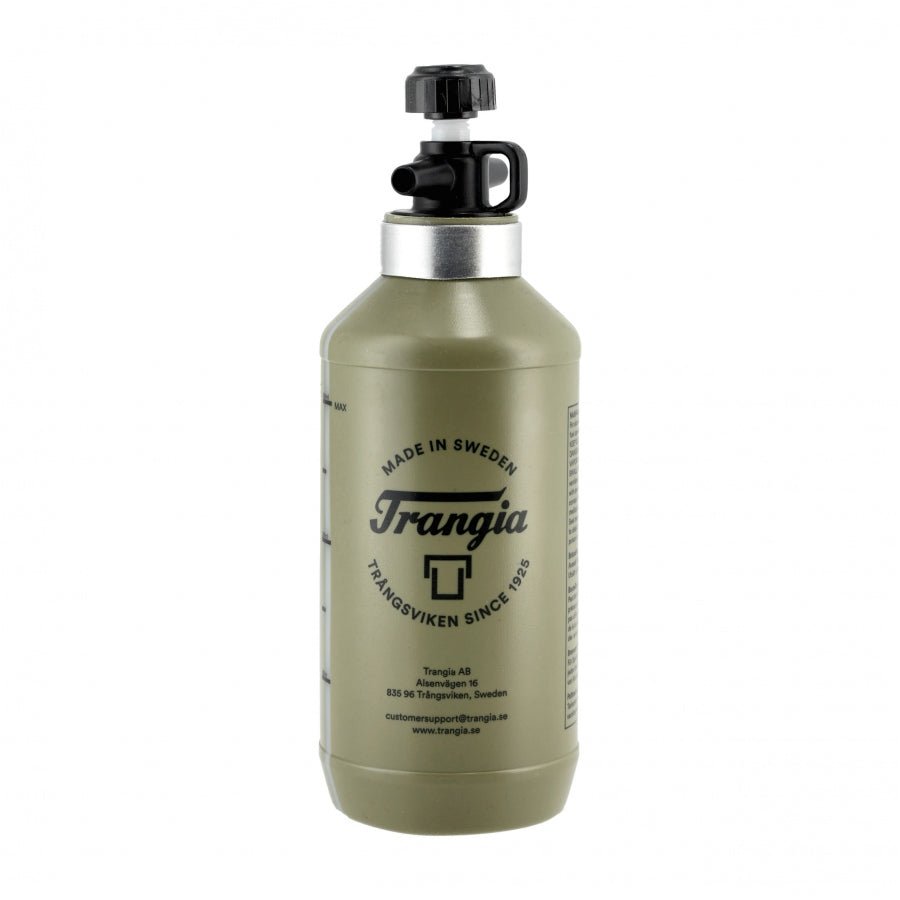 Trangia Brennstoffflasche in Olivgrün mit Aufdruck Made in Sweden und schwarzer Kappe