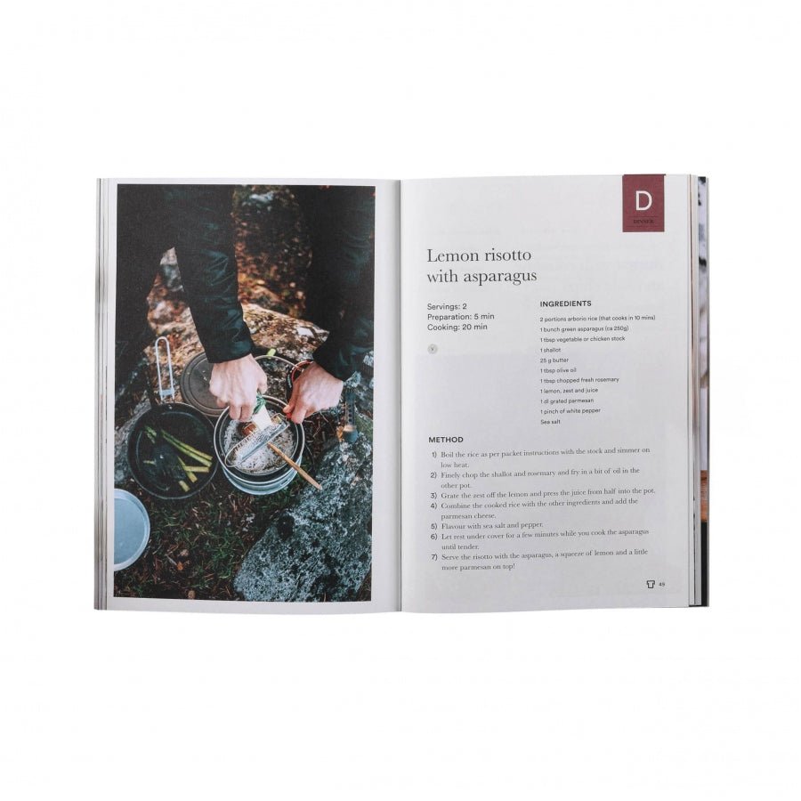 Trangia Moment Kochbuch aufgeschlagen bei einem Rezept für Zitronenrisotto mit Spargel