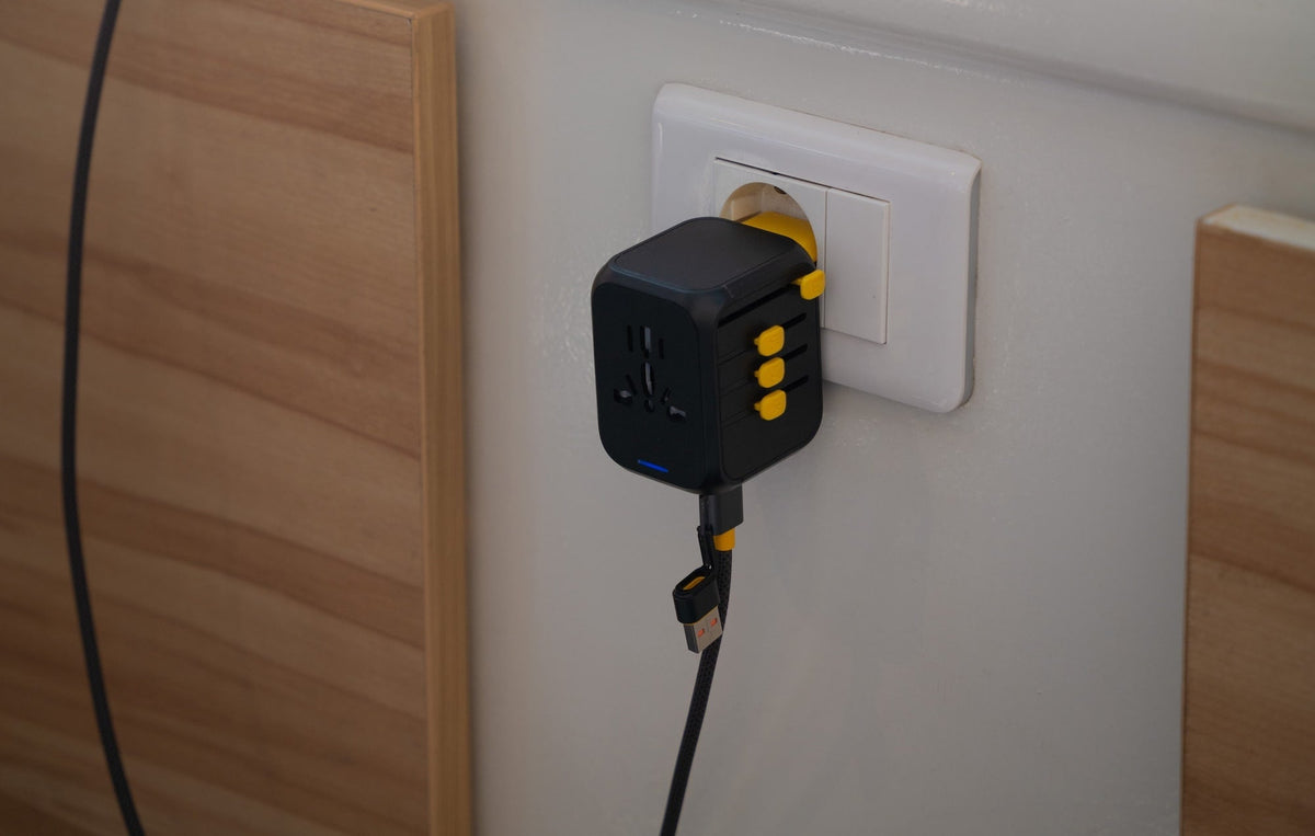 WakaWaka Travelcharger in einer Wandsteckdose, mit einem angeschlossenen Kabel