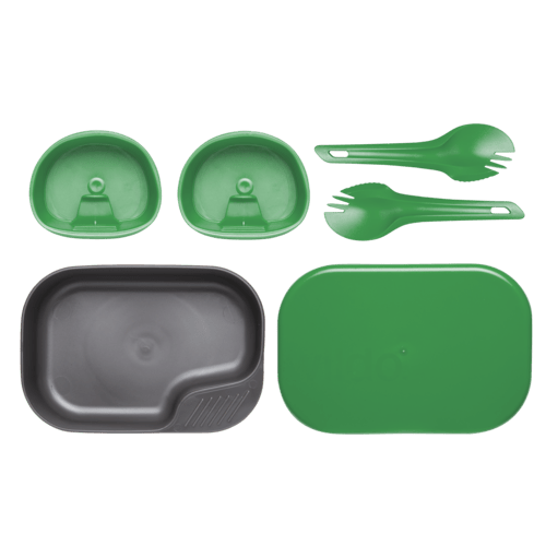 Wildo Camp-A-Box Duo in Grün mit zwei Bechern, zwei Sporks, einem grauen Behälter und einem Deckel