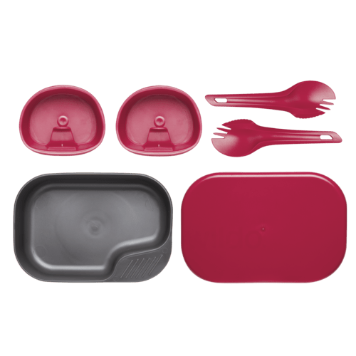 Wildo Camp-A-Box Duo in Rot mit zwei Bechern, zwei Sporks, einem grauen Behälter und einem Deckel