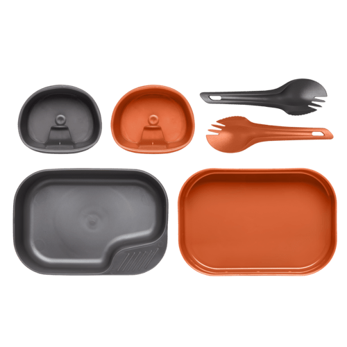 Wildo Camp-A-Box Duo in Grau und Orange, mit einem Becher und Spork in jeder Farbe