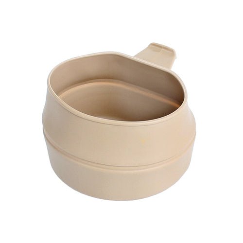 Wildo Fold-A-Cup in Sand, aufgeklappt und schräg von oben