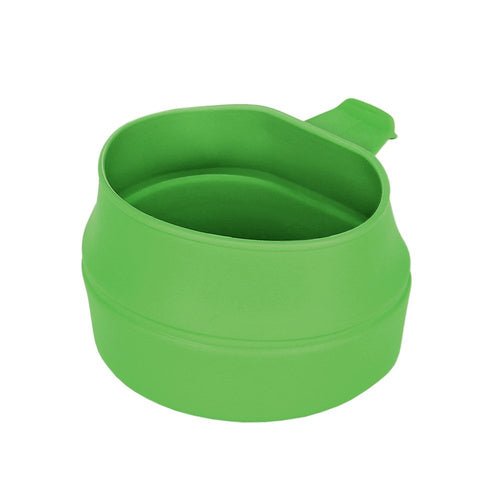 Wildo Fold-A-Cup in Hellgrün, aufgeklappt mit dem Henkel hinten