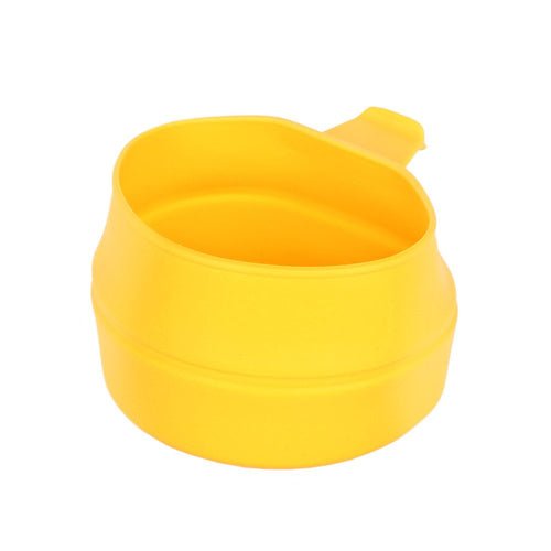 Wildo Fold-A-Cup in Gelb, aufgeklappt und schräg von oben