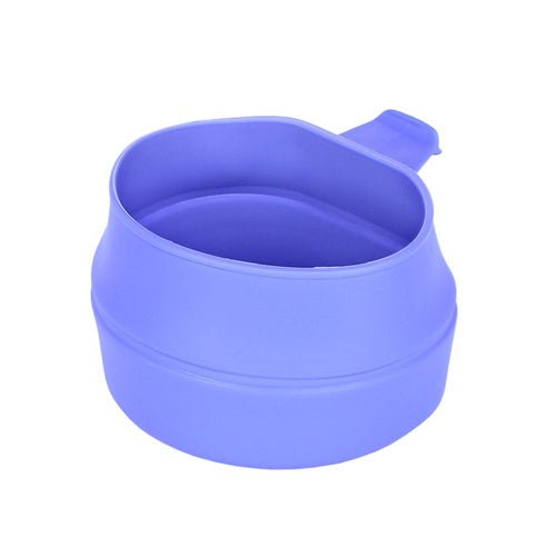 Wildo Fold-A-Cup in Flieder, aufgeklappt mit dem Henkel hinten
