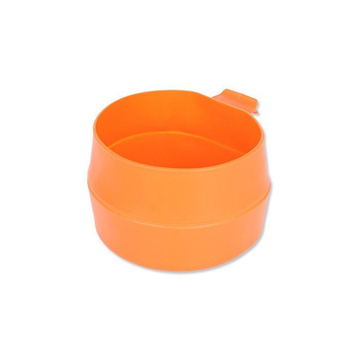 Wildo Fold-A-Cup Big in Orange, aufgeklappt mit dem Henkel hinten