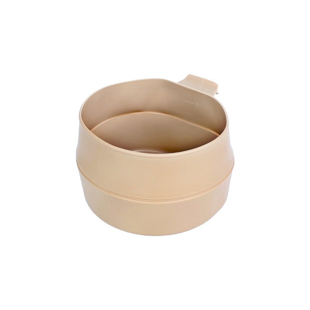 Wildo Fold-A-Cup Big in Sand, aufgeklappt und schräg von oben