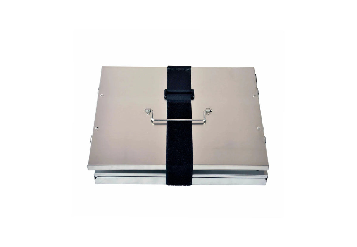 Winnerwell Fastfold Oven zu einem flachen Paket gefaltet mit schwarzem Gurt und Griff